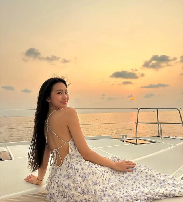 Bạn gái Đoàn Văn Hậu đốt mắt fan với loạt ảnh bikini khoe body đồng hồ cát-12