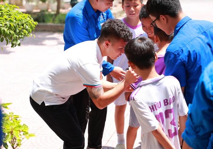 Quang Hải âm thầm làm từ thiện giữa ồn ào của bạn gái-3