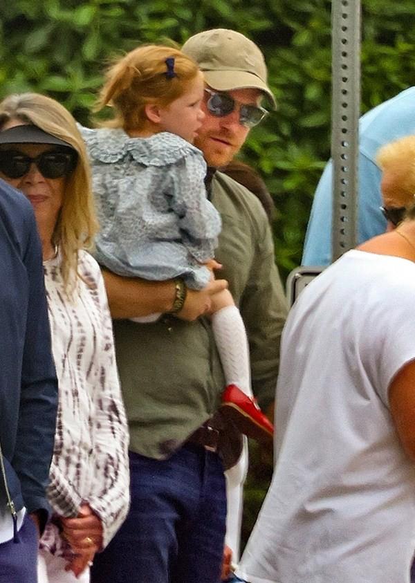 Công chúa Lilibet, con gái Hoàng tử Harry - Meghan, lần đầu tiên xuất hiện trên phố-1