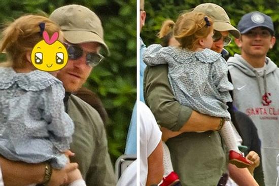 Công chúa Lilibet, con gái Hoàng tử Harry - Meghan, lần đầu tiên xuất hiện trên phố
