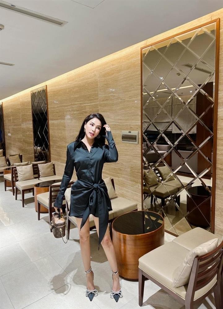 Quỳnh Thư - chân dài bị Diệp Lâm Anh nhắc tên, là yêu nữ hàng hiệu, đi từ thiện đội nón lá cũng sang-3