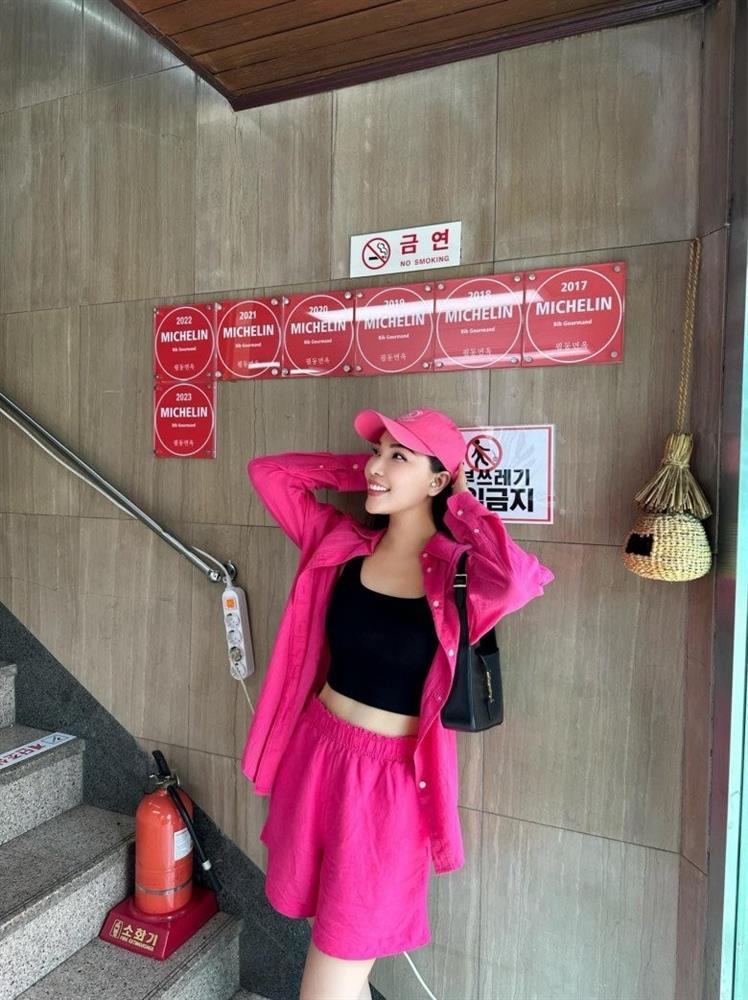 Quỳnh Thư - chân dài bị Diệp Lâm Anh nhắc tên, là yêu nữ hàng hiệu, đi từ thiện đội nón lá cũng sang-4