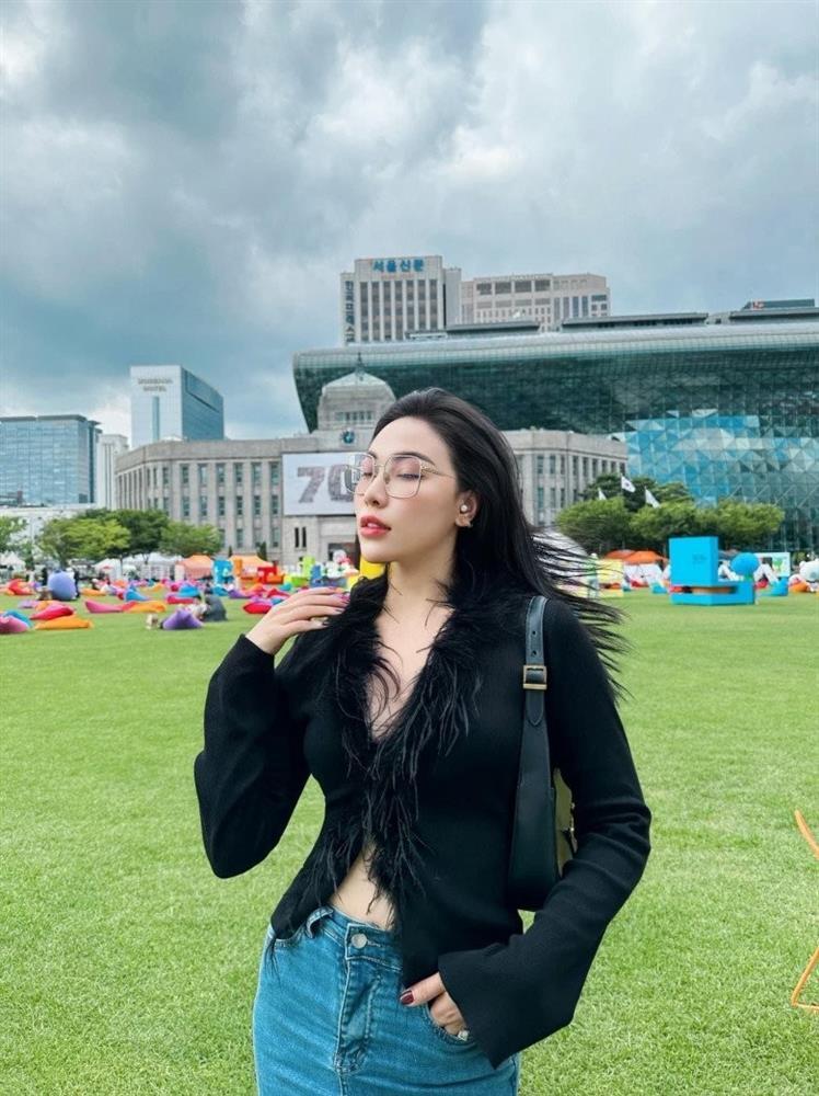 Quỳnh Thư - chân dài bị Diệp Lâm Anh nhắc tên, là yêu nữ hàng hiệu, đi từ thiện đội nón lá cũng sang-5