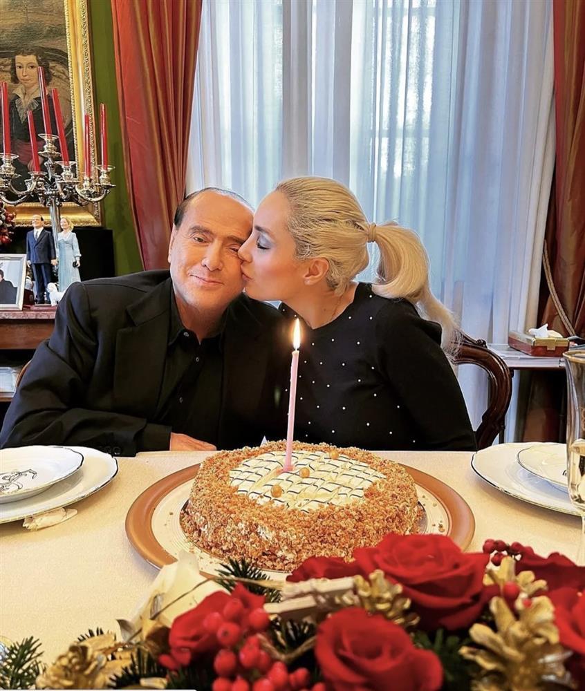 ban-gai-berlusconi-3.jpg