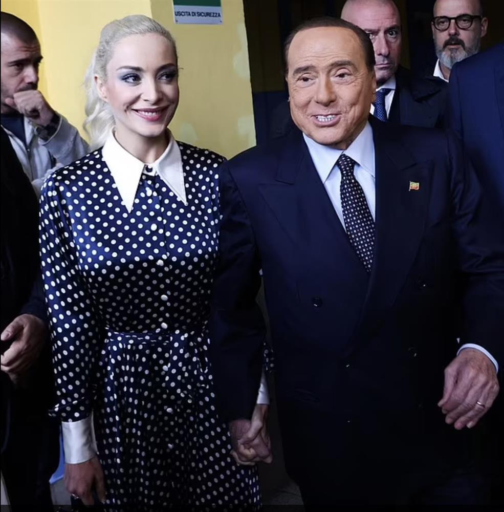 ban-gai-berlusconi-5.jpg