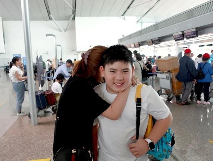 Vợ cũ tiết lộ bạn gái mới khóc như mưa khi tiễn con riêng của Bằng Kiều về Mỹ-2