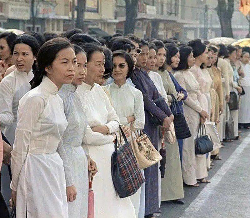 Phụ nữ Sài Gòn xưa đã ăn mặc thế này, táo bạo chẳng thua gái thời nay