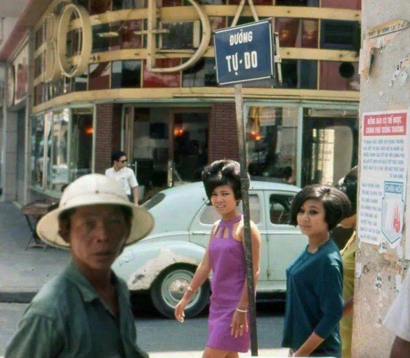 Phụ nữ Sài Gòn xưa đã ăn mặc thế này, táo bạo chẳng thua gái thời nay-15