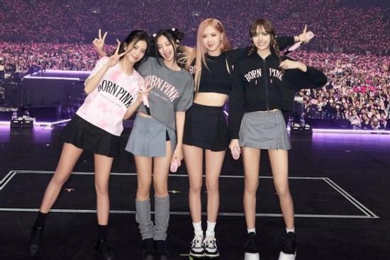 Dân văn phòng kiếm thêm tiền từ cơ hội sang tay vé BlackPink