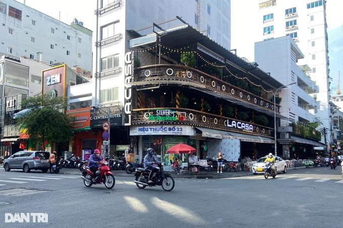 Hơn chục nam nữ giật tóc, xô xát tại phố đi bộ Bùi Viện-1