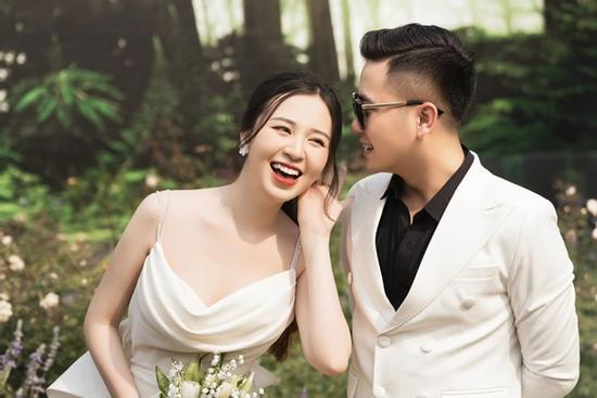 Chuyện tình của cô người mẫu 'hay dỗi' và sự cố đáng yêu trong đám cưới