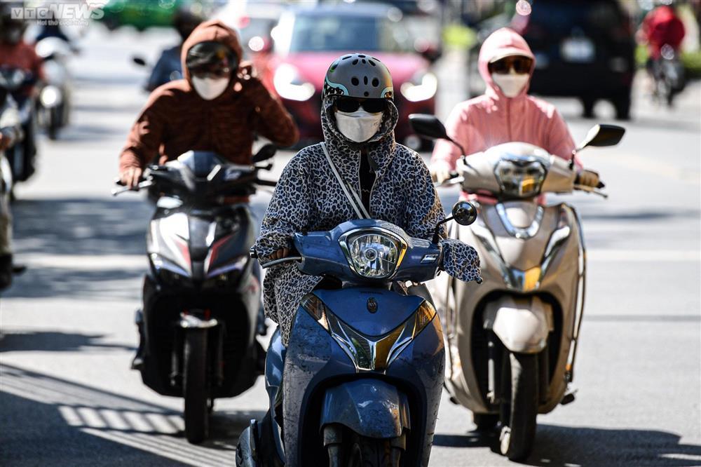 Người Hà Nội kín mít như Ninja, vật vã mưu sinh trong đợt nắng nóng kéo dài-3