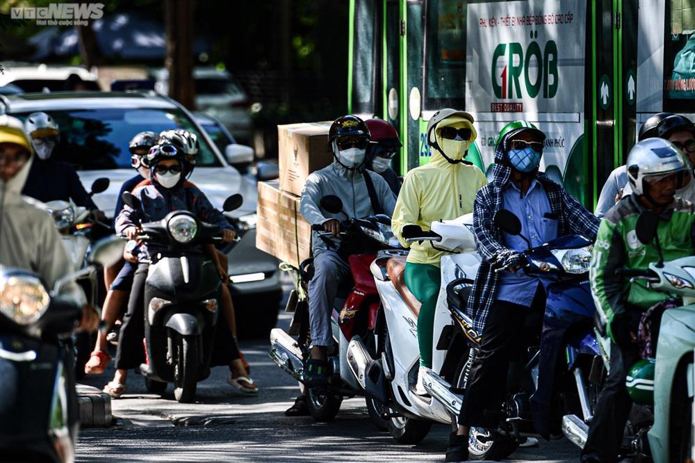 Người Hà Nội kín mít như Ninja, vật vã mưu sinh trong đợt nắng nóng kéo dài-4