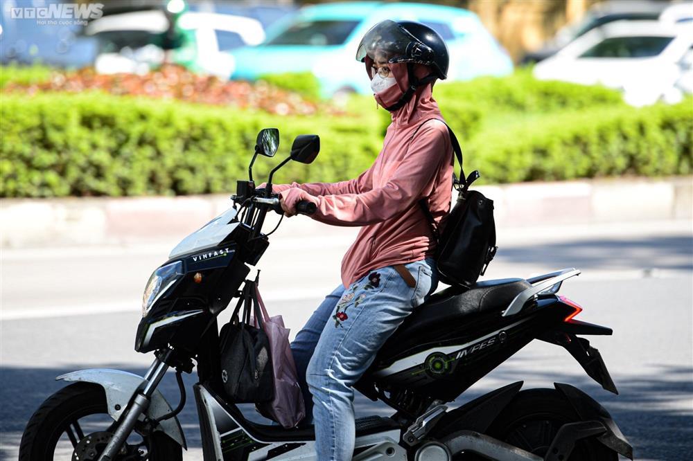 Người Hà Nội kín mít như Ninja, vật vã mưu sinh trong đợt nắng nóng kéo dài-5
