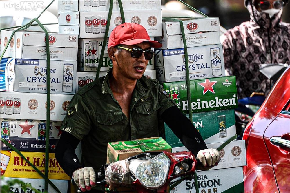 Người Hà Nội kín mít như Ninja, vật vã mưu sinh trong đợt nắng nóng kéo dài-9