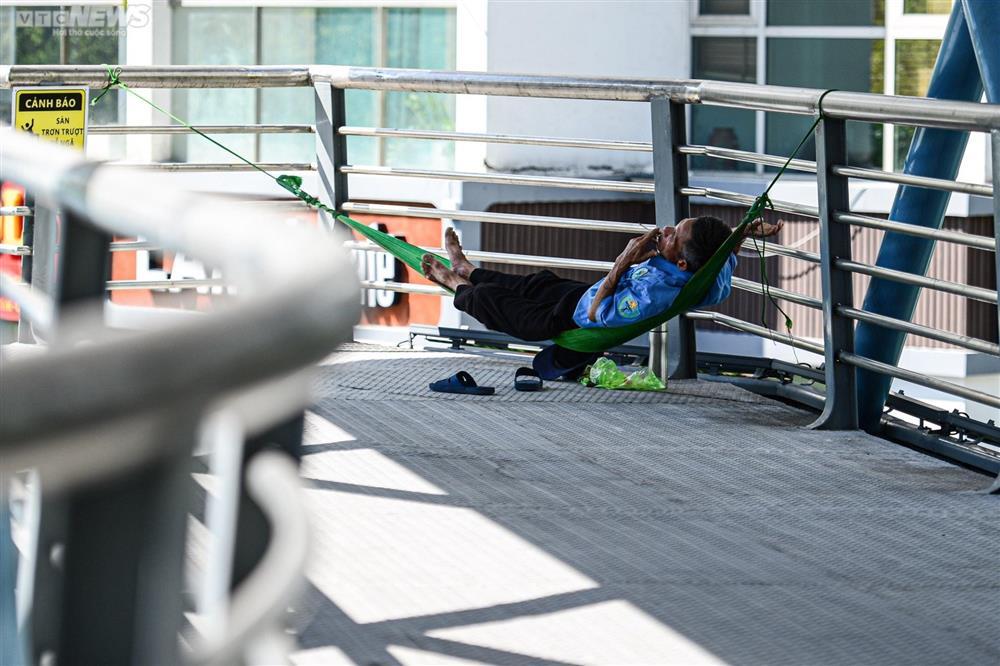 Người Hà Nội kín mít như Ninja, vật vã mưu sinh trong đợt nắng nóng kéo dài-10