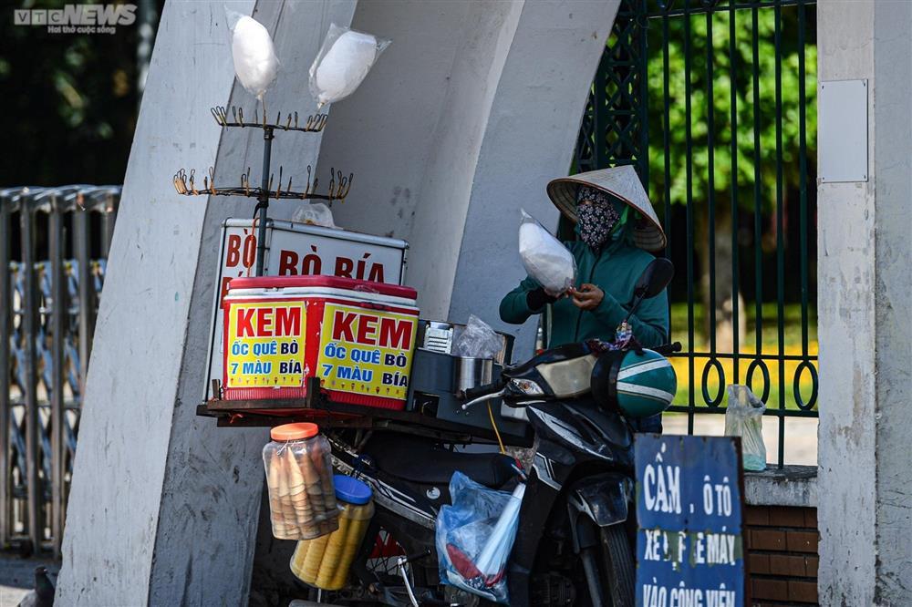 Người Hà Nội kín mít như Ninja, vật vã mưu sinh trong đợt nắng nóng kéo dài-13