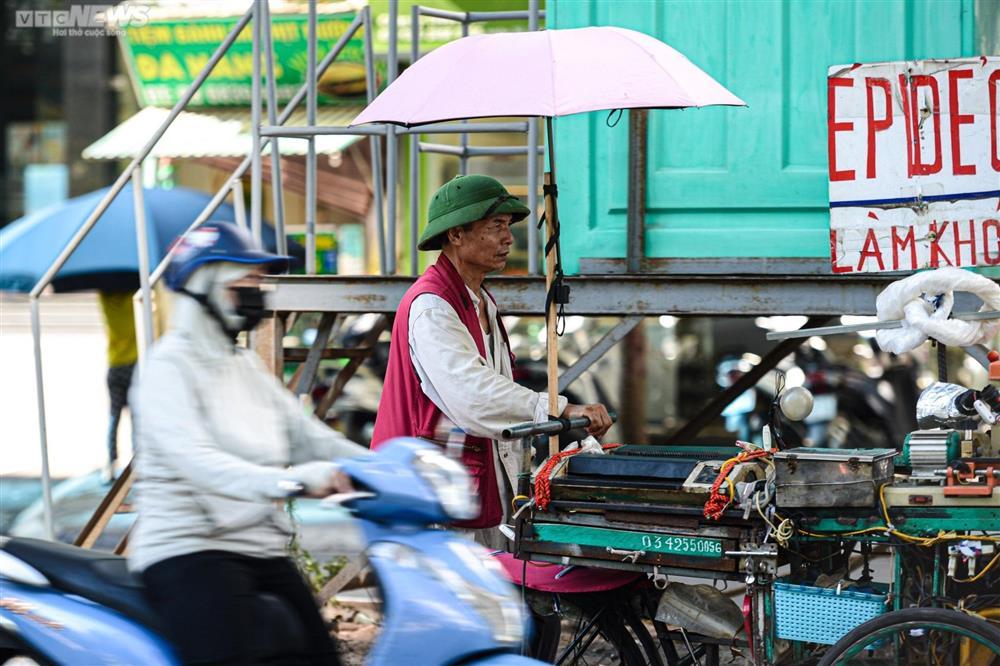 Người Hà Nội kín mít như Ninja, vật vã mưu sinh trong đợt nắng nóng kéo dài-14
