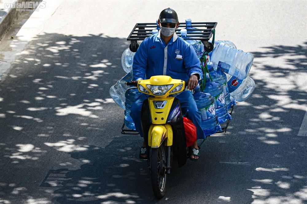 Người Hà Nội kín mít như Ninja, vật vã mưu sinh trong đợt nắng nóng kéo dài-15