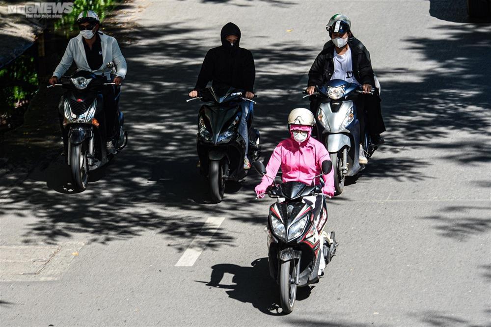 Người Hà Nội kín mít như Ninja, vật vã mưu sinh trong đợt nắng nóng kéo dài-16