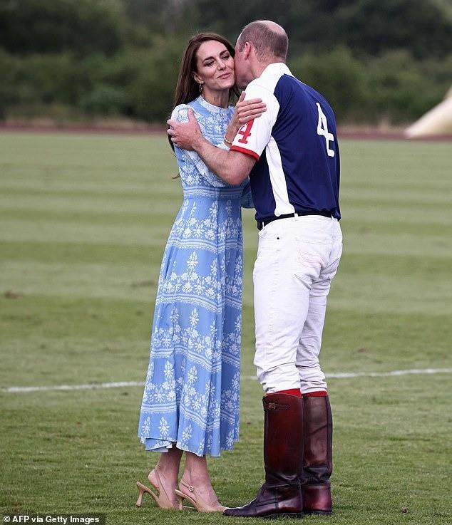 Hoàng tử William ôm hôn vợ ngọt ngào mừng chiến thắng-8