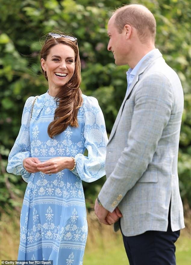 Hoàng tử William ôm hôn vợ ngọt ngào mừng chiến thắng-1