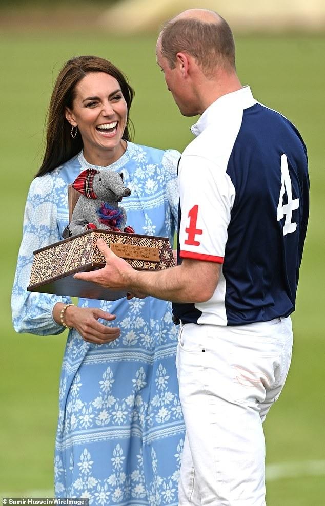 Hoàng tử William ôm hôn vợ ngọt ngào mừng chiến thắng-7