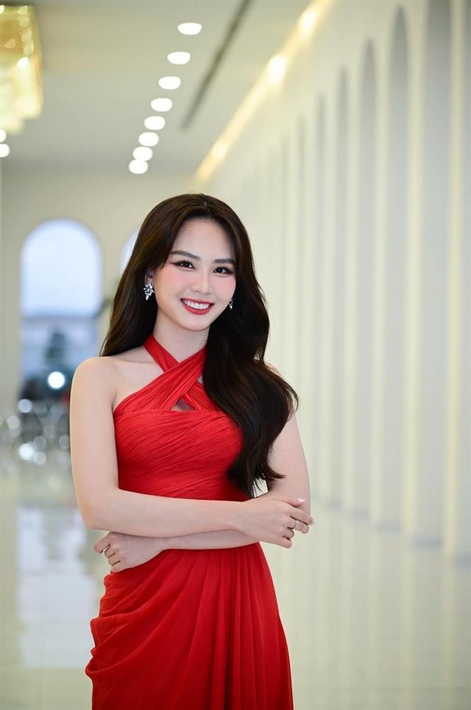 Suýt té ngã khi lên sân khấu, Hoa hậu Mai Phương xử lý ra sao mà được khen?-3