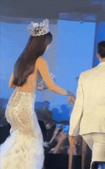 Suýt té ngã khi lên sân khấu, Hoa hậu Mai Phương xử lý ra sao mà được khen?-1