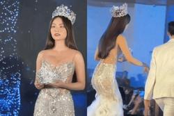 Suýt té ngã khi lên sân khấu, Hoa hậu Mai Phương xử lý ra sao mà được khen?