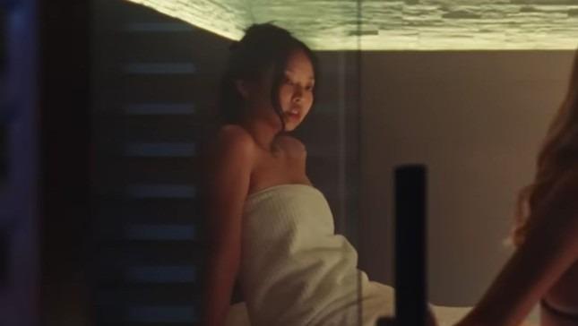 Ba bộ trang phục gây tranh cãi của Jennie (BlackPink) trong phim gợi dục-3