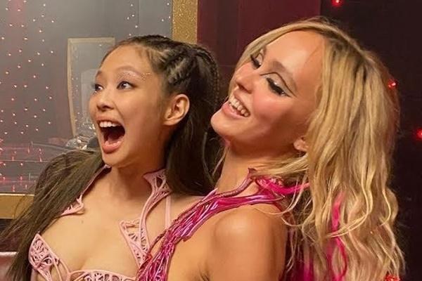 Người đẹp mặc mát mẻ từ tàu điện đến siêu thị, dân tình chỉ biết lắc đầu ngán ngẩm-13