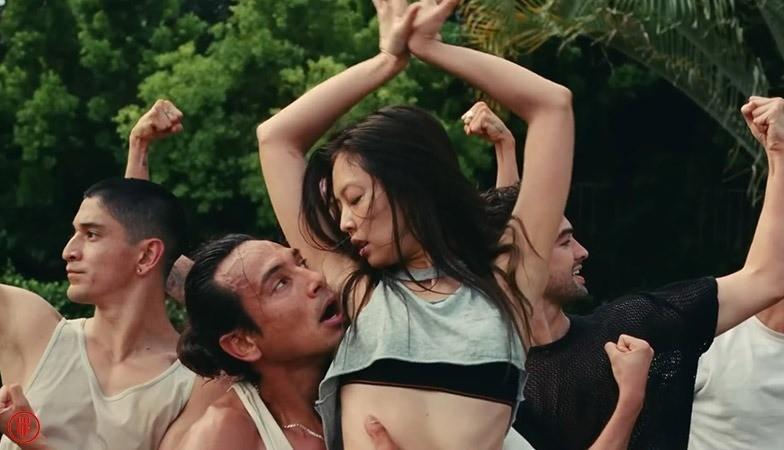 Ba bộ trang phục gây tranh cãi của Jennie (BlackPink) trong phim gợi dục-2