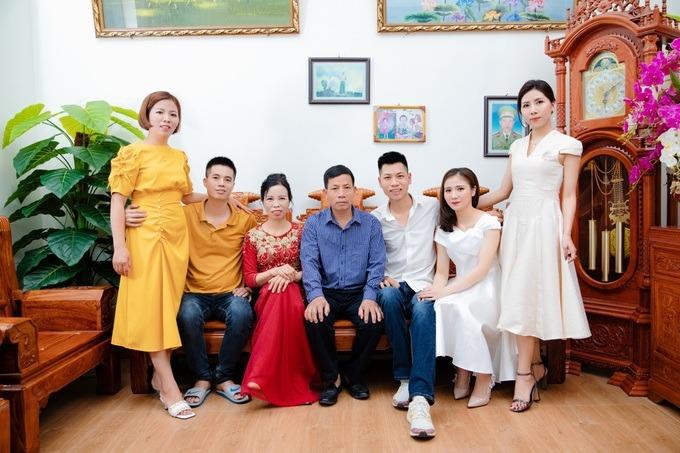 Điều xúc động sau clip người đàn ông vừa ăn vừa khóc nhìn bức ảnh ở tường-2