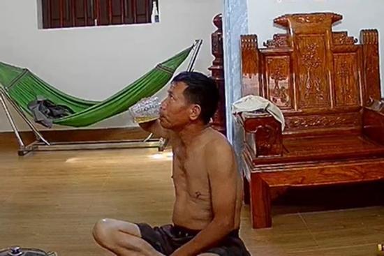 Điều xúc động sau clip người đàn ông vừa ăn vừa khóc nhìn bức ảnh ở tường