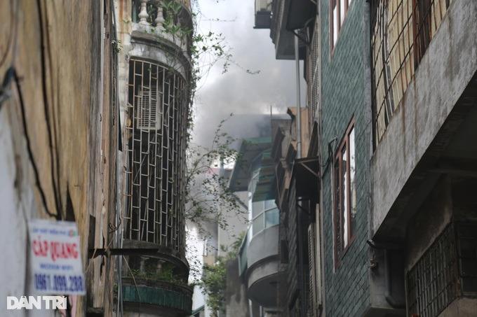 Hà Nội: Cháy nhà 6 tầng trong ngõ, 3 trẻ em mắc kẹt-1