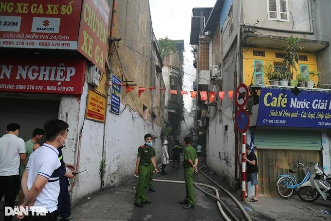 Hà Nội: Cháy nhà 6 tầng trong ngõ, 3 trẻ em mắc kẹt-7