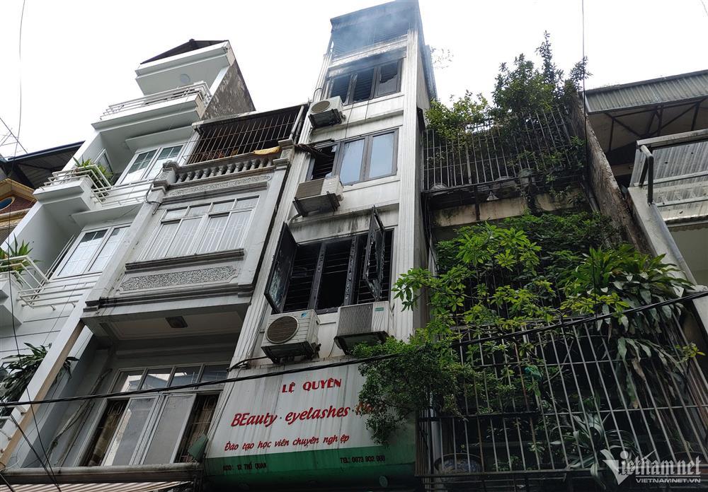 Vụ cháy khiến 3 người chết ở Hà Nội: Người dân tri hô, phá cửa cuốn bất thành-1