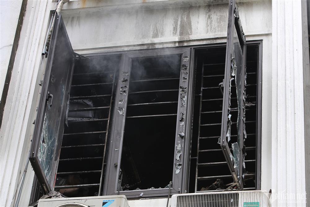 Vụ cháy khiến 3 người chết ở Hà Nội: Người dân tri hô, phá cửa cuốn bất thành-2