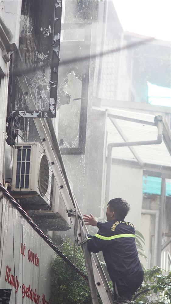 Vụ cháy khiến 3 người chết ở Hà Nội: Người dân tri hô, phá cửa cuốn bất thành-3