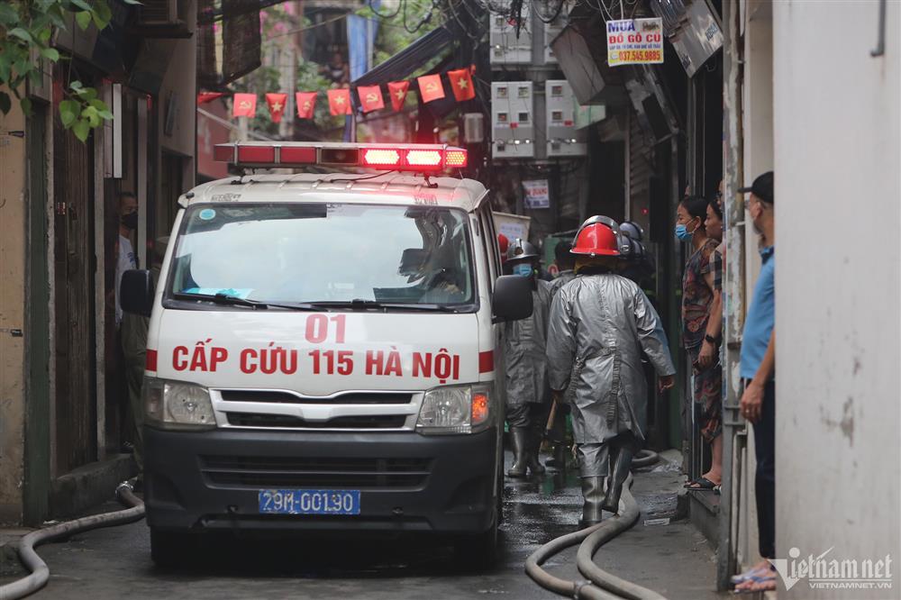 Vụ cháy khiến 3 người chết ở Hà Nội: Người dân tri hô, phá cửa cuốn bất thành-4