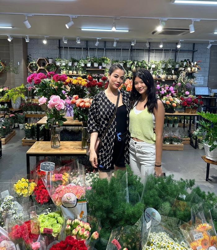 Con gái Trương Ngọc Ánh cá tính khi xuất hiện cùng mẹ-3