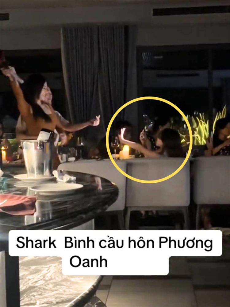 Rộ clip Phương Oanh được Shark Bình quỳ gối cầu hôn, trao nụ hôn nồng cháy trước mặt con gái của vợ cũ-4