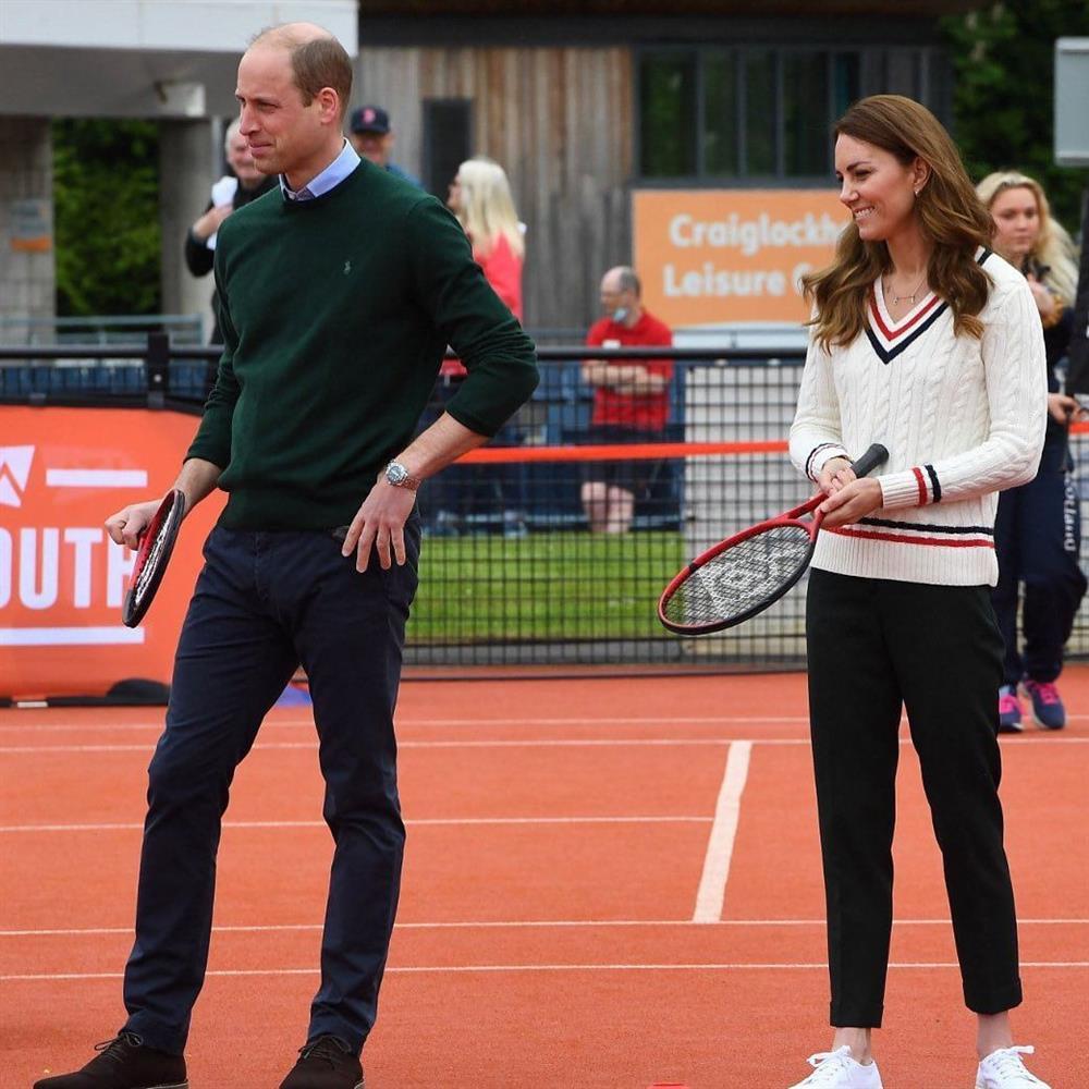 Kate Middleton và William đồng điệu bên nhau 2 thập kỷ, đánh dấu chủ quyền nơi đông người được khen-13