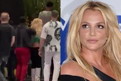 Công khai video Britney Spears bị vệ sĩ tát tại quán ăn