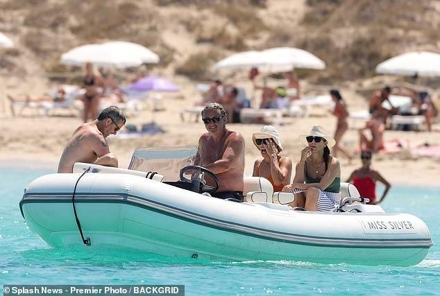 Thái tử phi Đan Mạch khoe dáng ở tuổi 51 với áo tắm-8