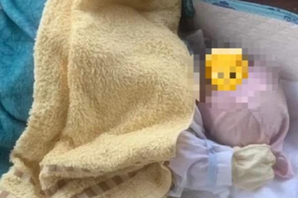 Bé sơ sinh bị bỏ rơi bên đường vào rừng, miệng ngậm ngón tay vì khát sữa-2