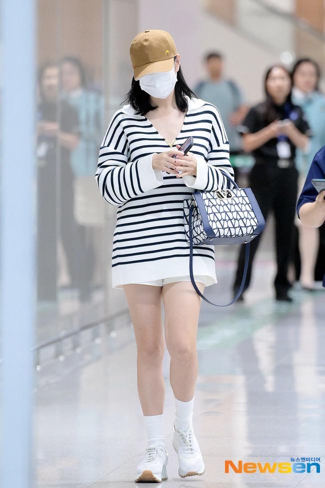 Son Ye Jin ra sân bay cũng không quên khoe dấu hiệu tình cảm với Hyun Bin-2