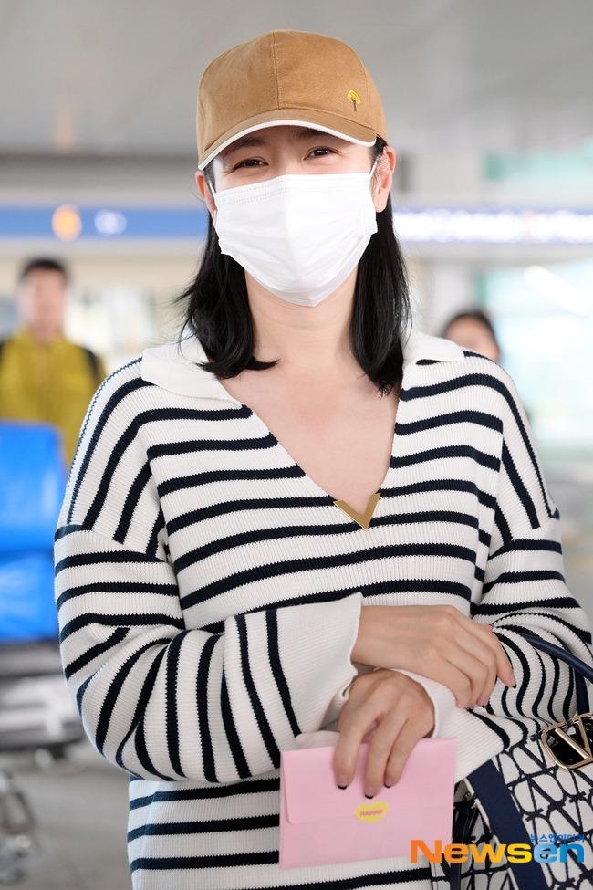 Son Ye Jin ra sân bay cũng không quên khoe dấu hiệu tình cảm với Hyun Bin-5