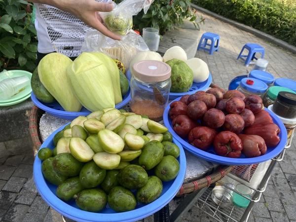 Du khách ngã ngửa, bức xúc vì bị ung thư ví khi đi bộ ở Hồ Gươm-2